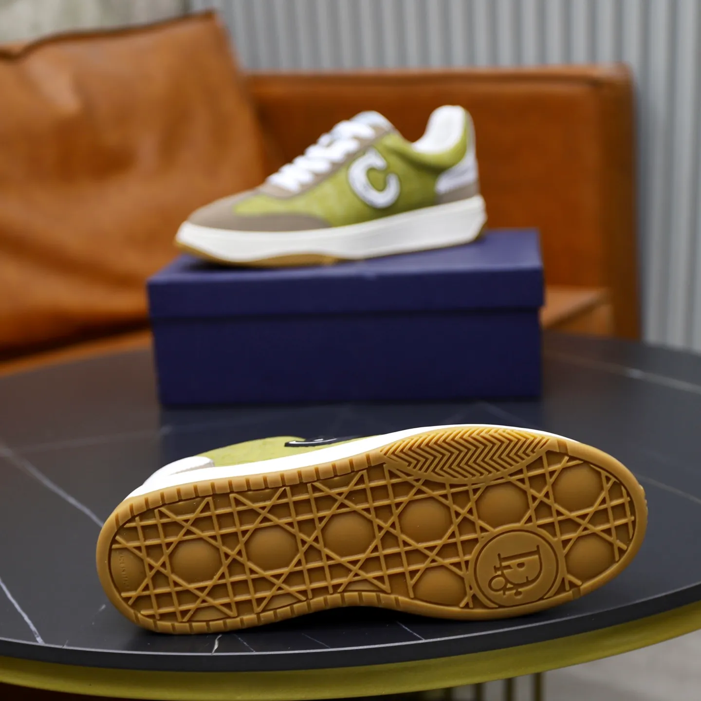 Ex-factory price: 400💰🙅‍♂️🙅‍♂️🙅‍♂️ Brand: Dior DIOR Standard code: 38-44 (45 customized) Grade: Same as the official website Material: Original cowhide material spliced with brand cloth Comfortable and breathable lining Lightweight and wear-resistant sports outsole Style category: Men's fashion casual shoes Running sports shoes Distinguished luxury brand elements Top luxury color: actual picture color